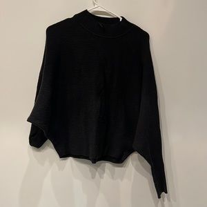 Great short knit blouse. Amazing with jeans and white sneakers.
